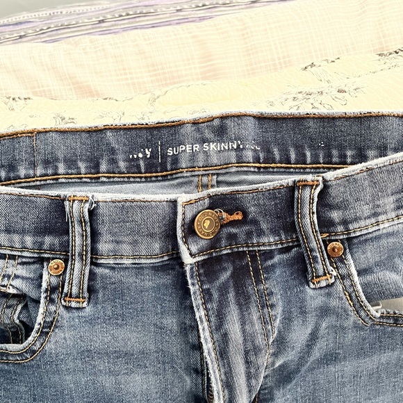 Old Navy Super Skinny Jeans - Picture 2 of 5